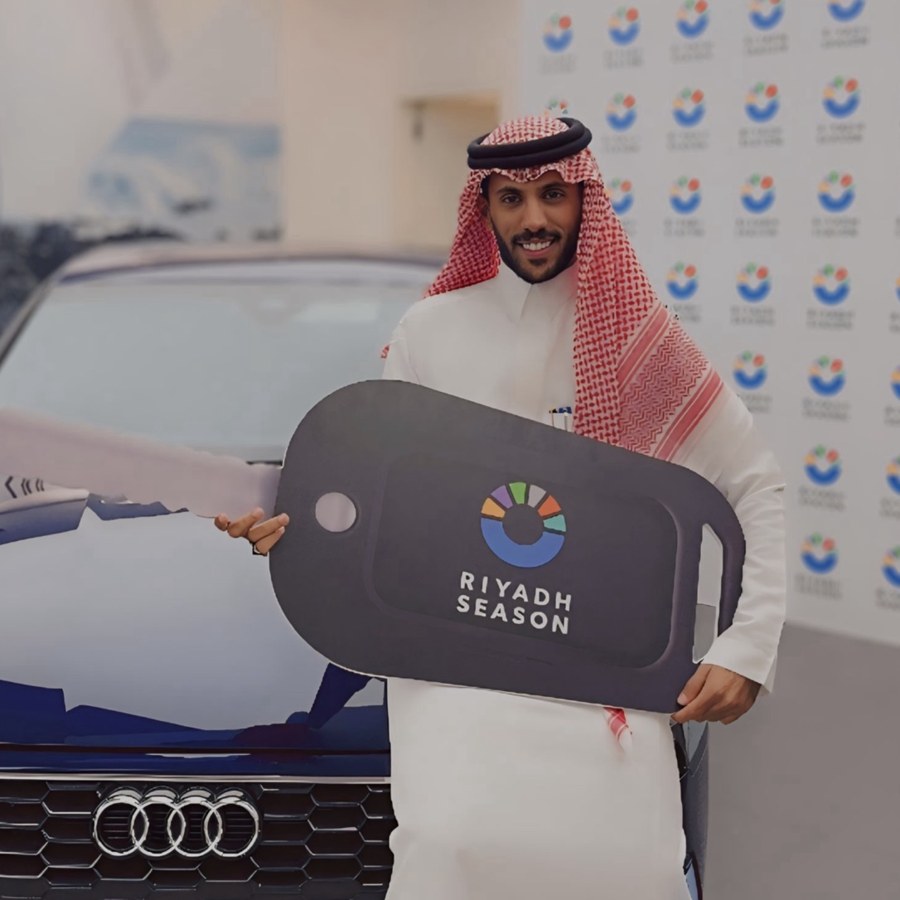 فيصل العايضي يستلم جائزة أفضل صورة
