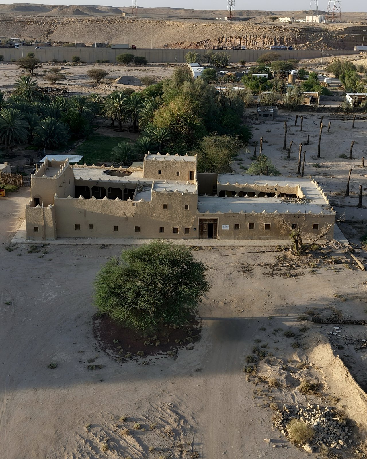 لقطة جوية عمودية لقصر طيني تراثي