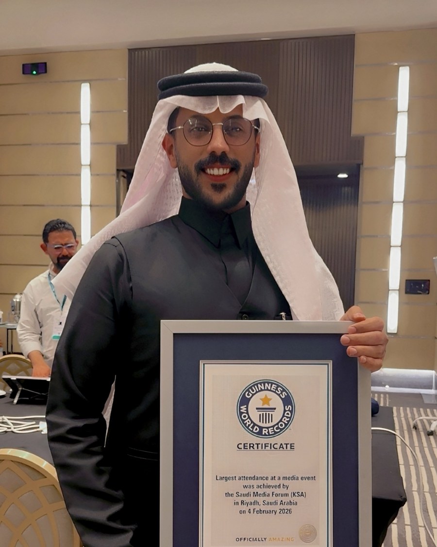فيصل العايضي يحمل شهادة من المنتدى السعودي للإعلام