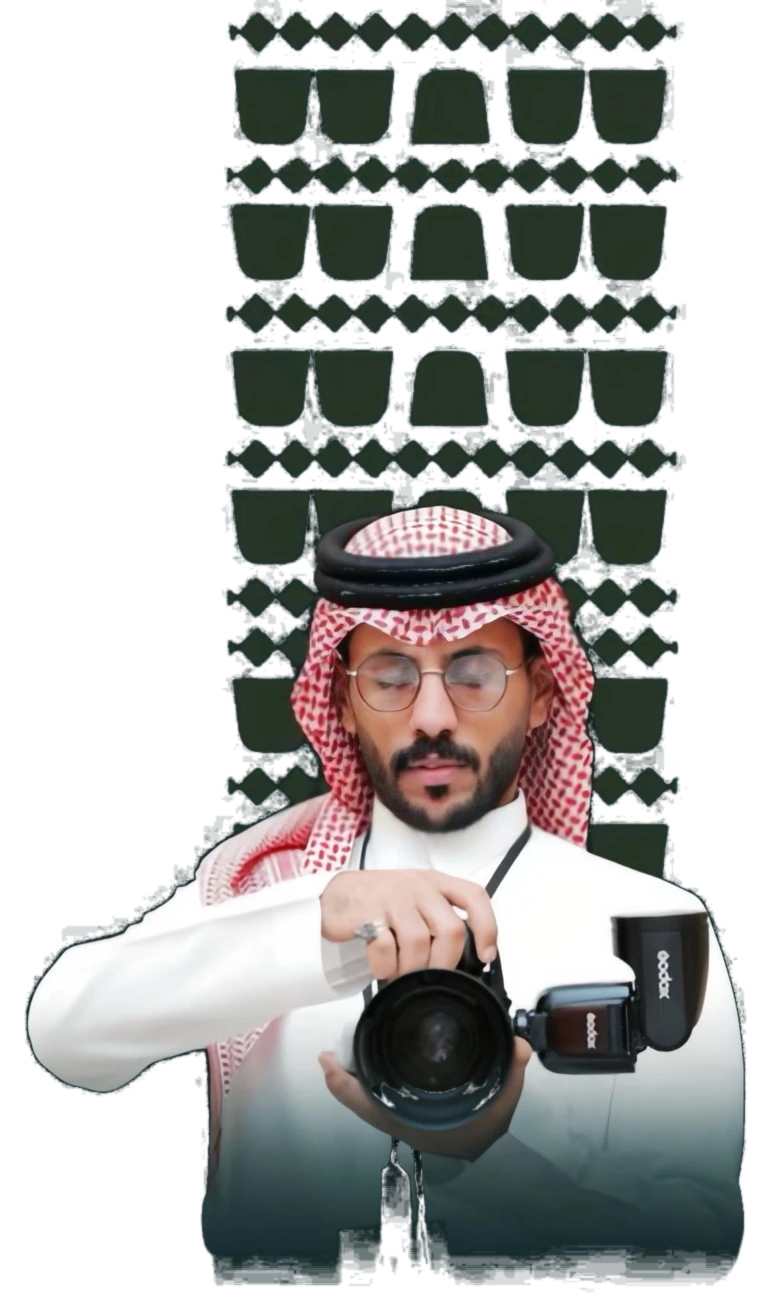 فيصل العايضي يحمل الكاميرا